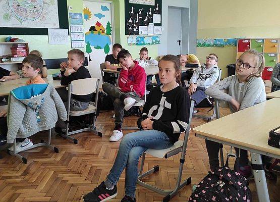 Uczniowie oglądają film