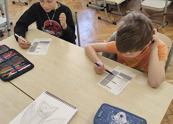 Uczniowie rozwiązują zadania