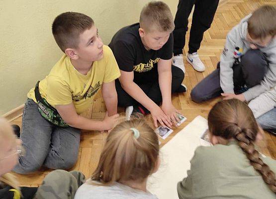 Uczniowie układają karty z drzewami