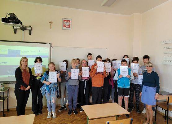 Uczniowie z dyplomami zakończenia projektu