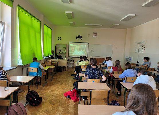 Uczniowie słuchają wykładu