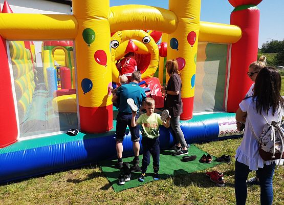 Dzieci przy dmuchanej zjeżdżalni