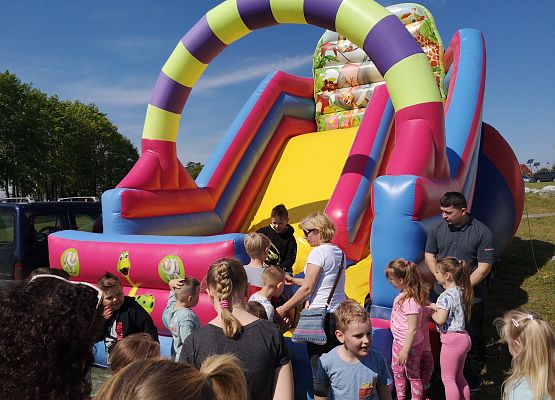 Uczestnicy festynu  przy dmuchanej zjeżdżalni