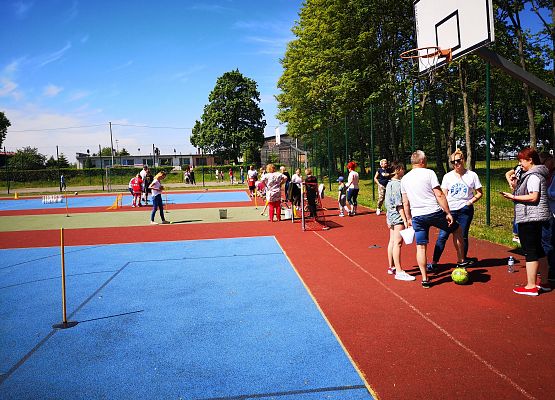Uczestnicy festynu  na szkolnym boisku