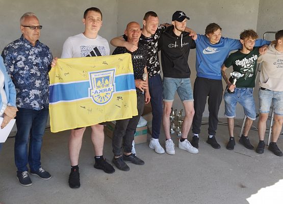 Uczestnicy festynu na scenie podczas wręczania nagród