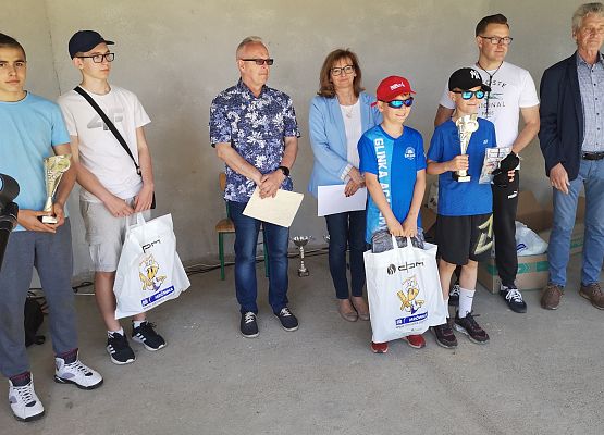 Uczestnicy festynu na scenie podczas wręczania nagród