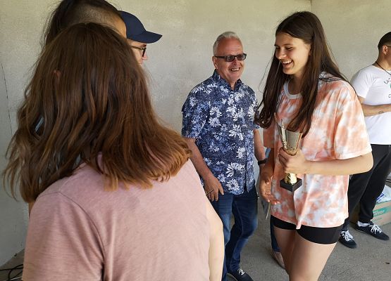 Uczestnicy festynu na scenie podczas wręczania nagród