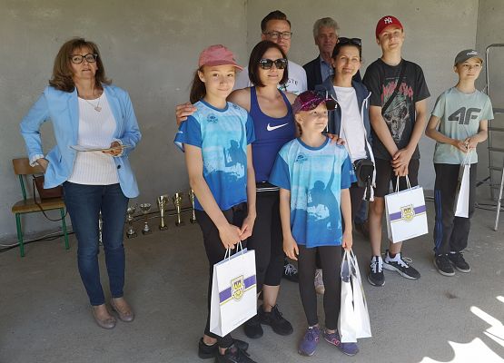 Uczestnicy festynu na scenie podczas wręczania nagród