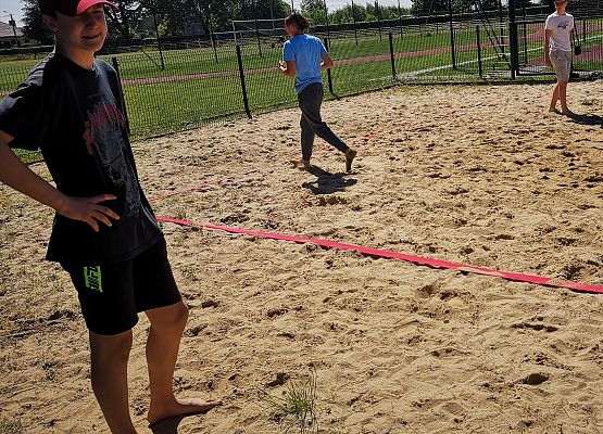 Uczestnicy festynu podczas gier i  zabaw na boisku szkolnym
