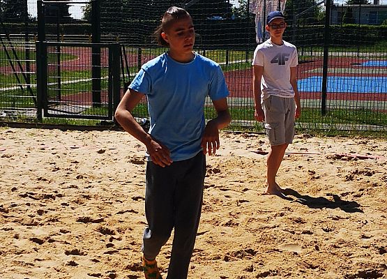 Uczestnicy festynu podczas gier i  zabaw na boisku szkolnym