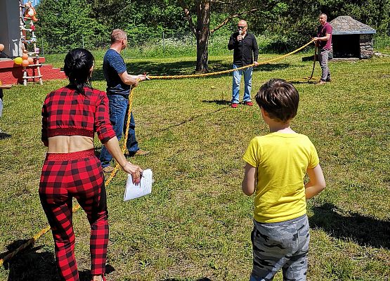 Uczestnicy festynu podczas przeciągania liny