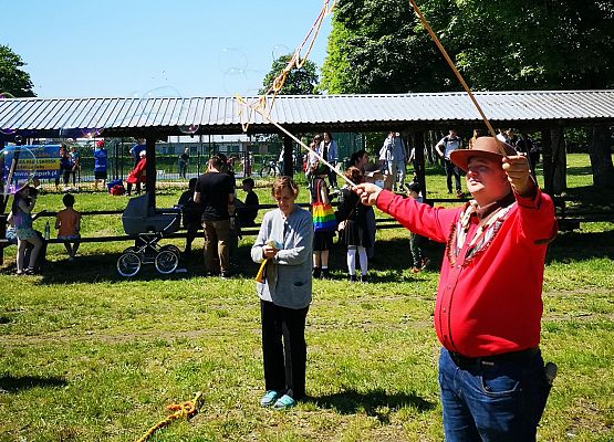 Animator robi bańki mydlane