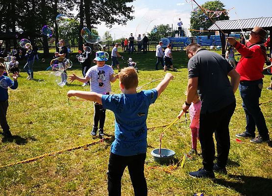 Animator robi bańki mydlane