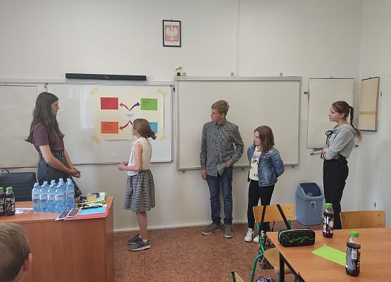 Uczniowie prezentują plakat