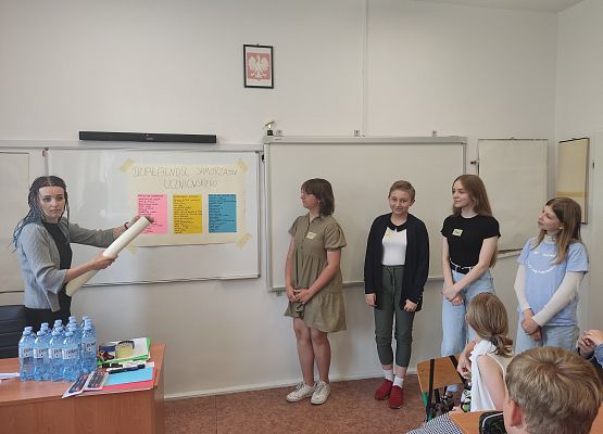 Uczniowie prezentują plakat