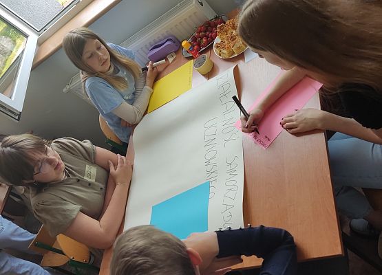 Uczniowie tworzą plakat