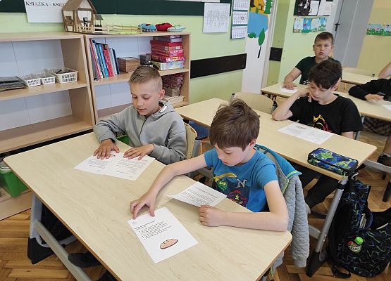 Uczniowie czytają przepis na chleb