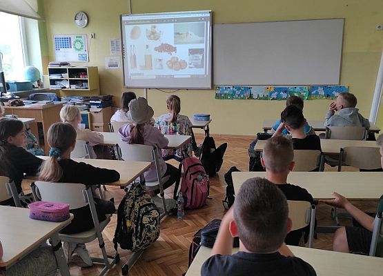 Uczniowie oglądają prezentację