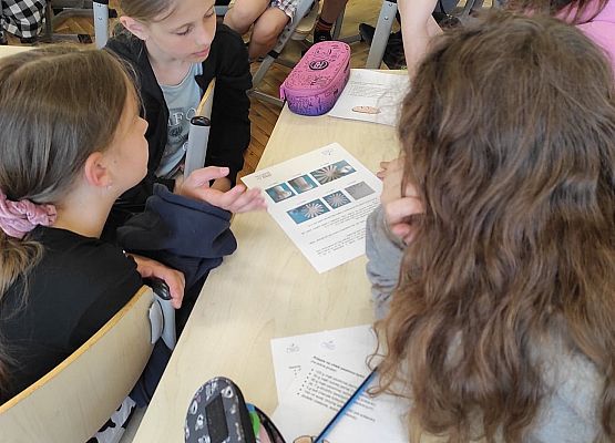 Uczniowie zapoznają się z instrukcją wykonania czapki kulinarnej.