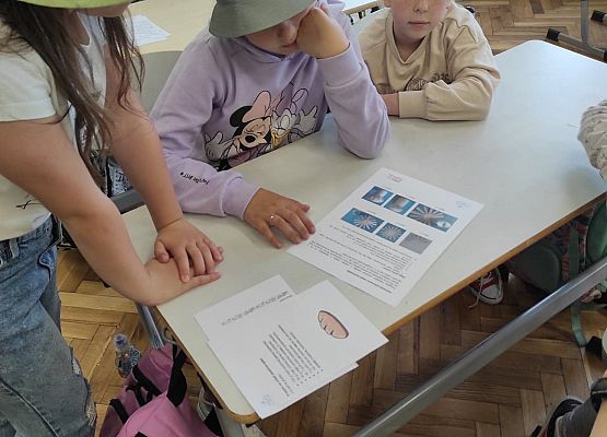 Uczniowie zapoznają się z instrukcją wykonania czapki kulinarnej.