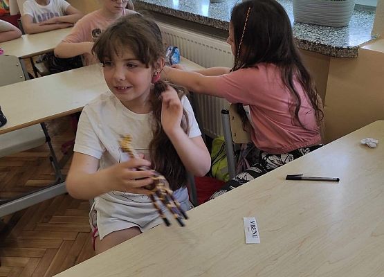 Uczennica z papierową żyrafą