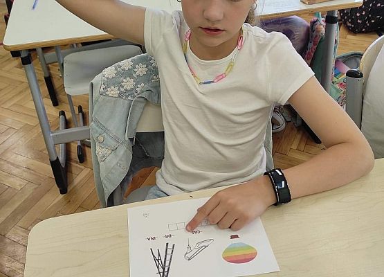 Uczennica rozwiązuje rebus