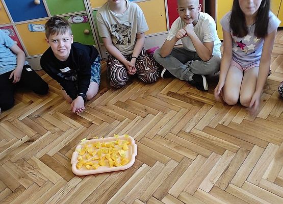 Uczniowie jedzą mango