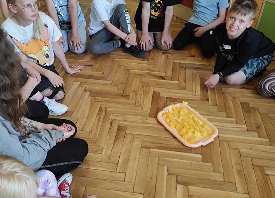 Uczniowie jedzą mango