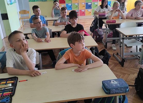 Uczniowie oglądają prezentację