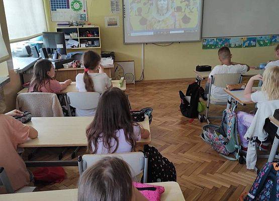 Uczniowie oglądają prezentację