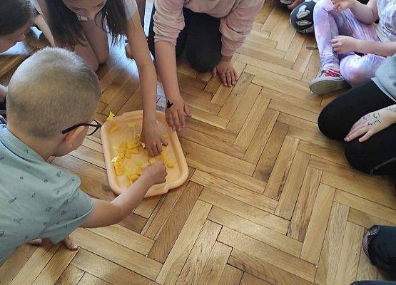 Uczniowie jedzą mango