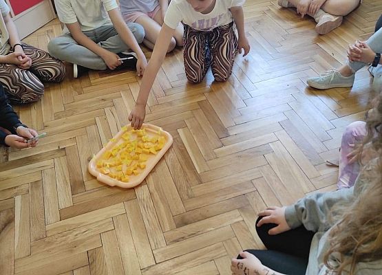 Uczniowie jedzą mango