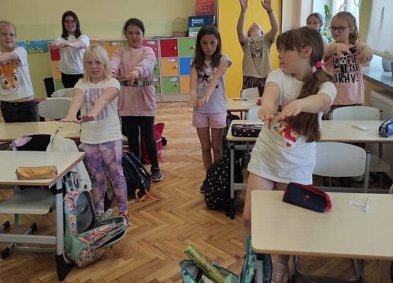 Uczniowie ćwiczą afrykański  dialog