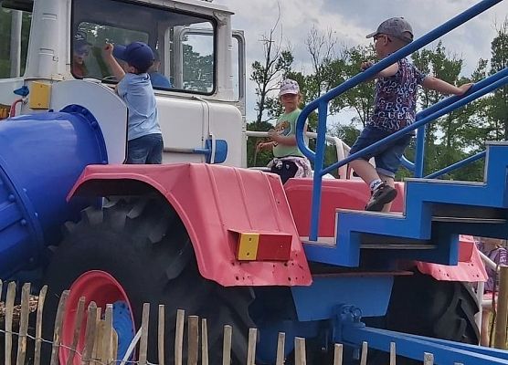 Chłopcy stoją na przyczepie