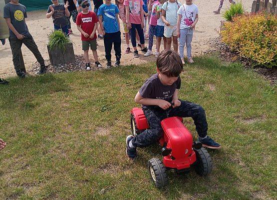 Chłopiec jeździ traktorkiem