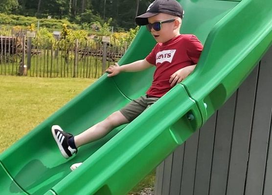 Chłopiec na zjeżdżalni