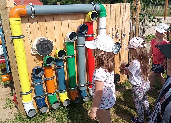 Dzieci grają na instrumentach samorobnych