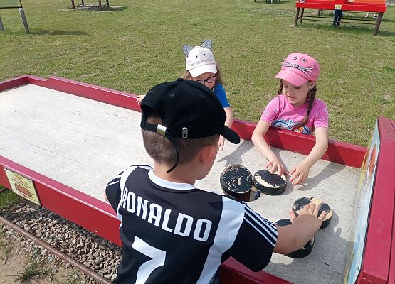 Dzieci grają w grę