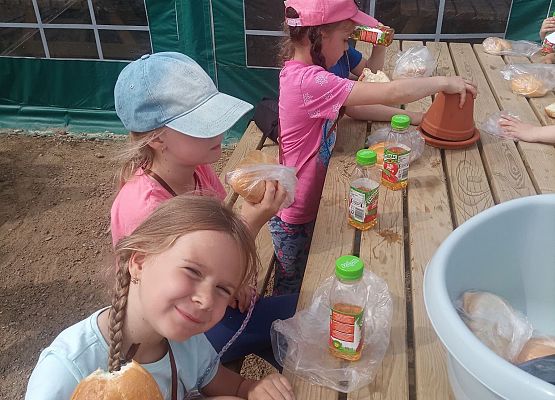 Dzieci jedzą śniadanie