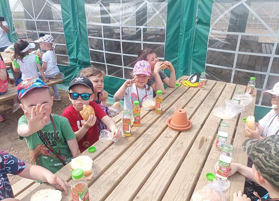 Dzieci jedzą śniadanie