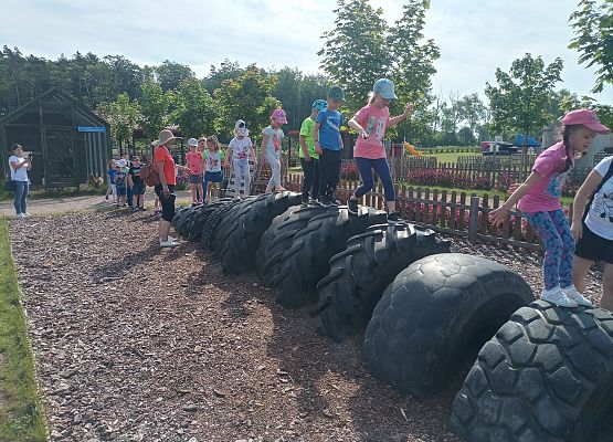 Dzieci pokonują tor przeszkód