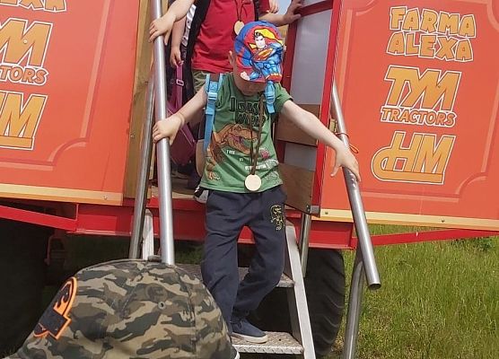 Dzieci schodzą z przyczepy