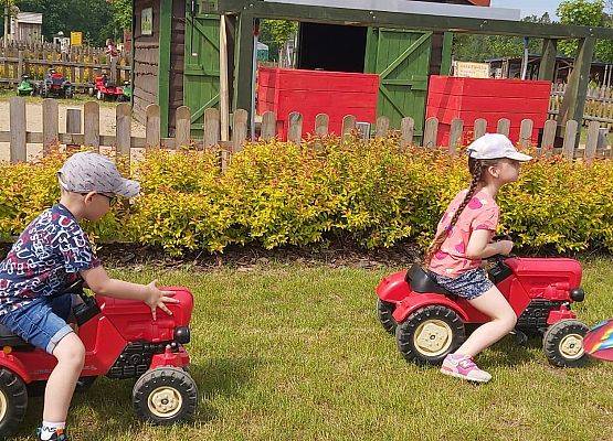 Dzieci na małych traktorkach
