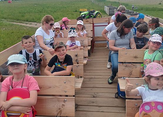 Dzieci siedzą na przyczepie