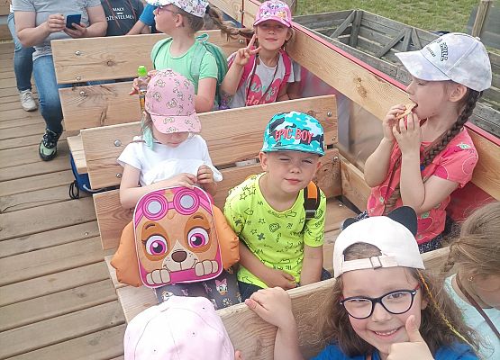 Dzieci siedzą na przyczepie