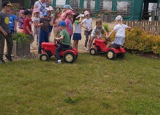 Dzieci na traktorkach
