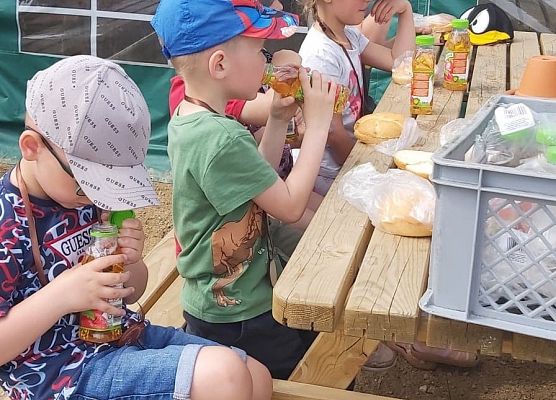 Dzieci jedzą śniadanie