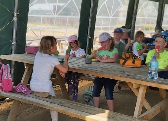 Dzieci jedzą śniadanie