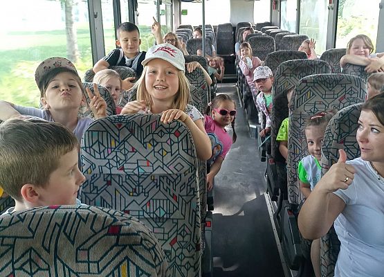 Dzieci siedzą w autobusie