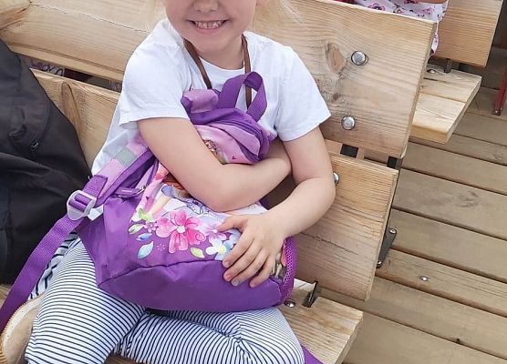 Dzieci siedzą na przyczepie